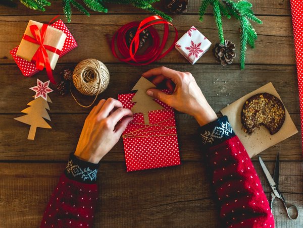 Come impiegare piastrelle in ceramica artigianali per impreziosire una cucina in stile country?