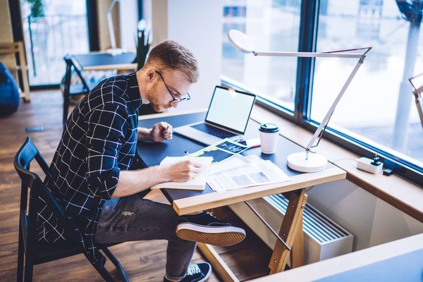 Come posso insegnare a un gatto delle nevi Norvegese a usare uno scratcher verticale anziché i mobili?